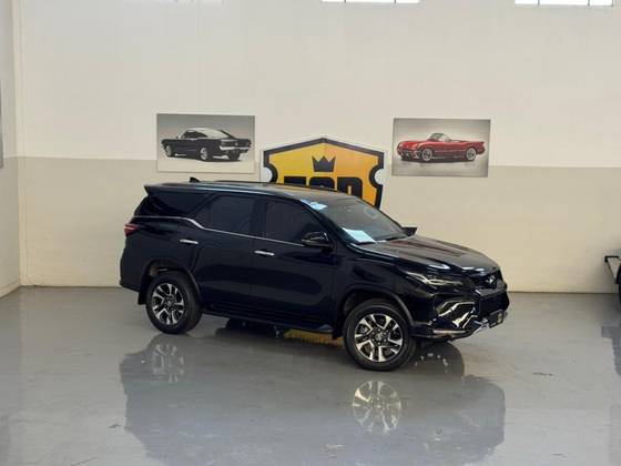 TOYOTA HILUX SW4 2.8 D-4D TURBO DIESEL SRX 7L 4X4 AUTOMÁTICO